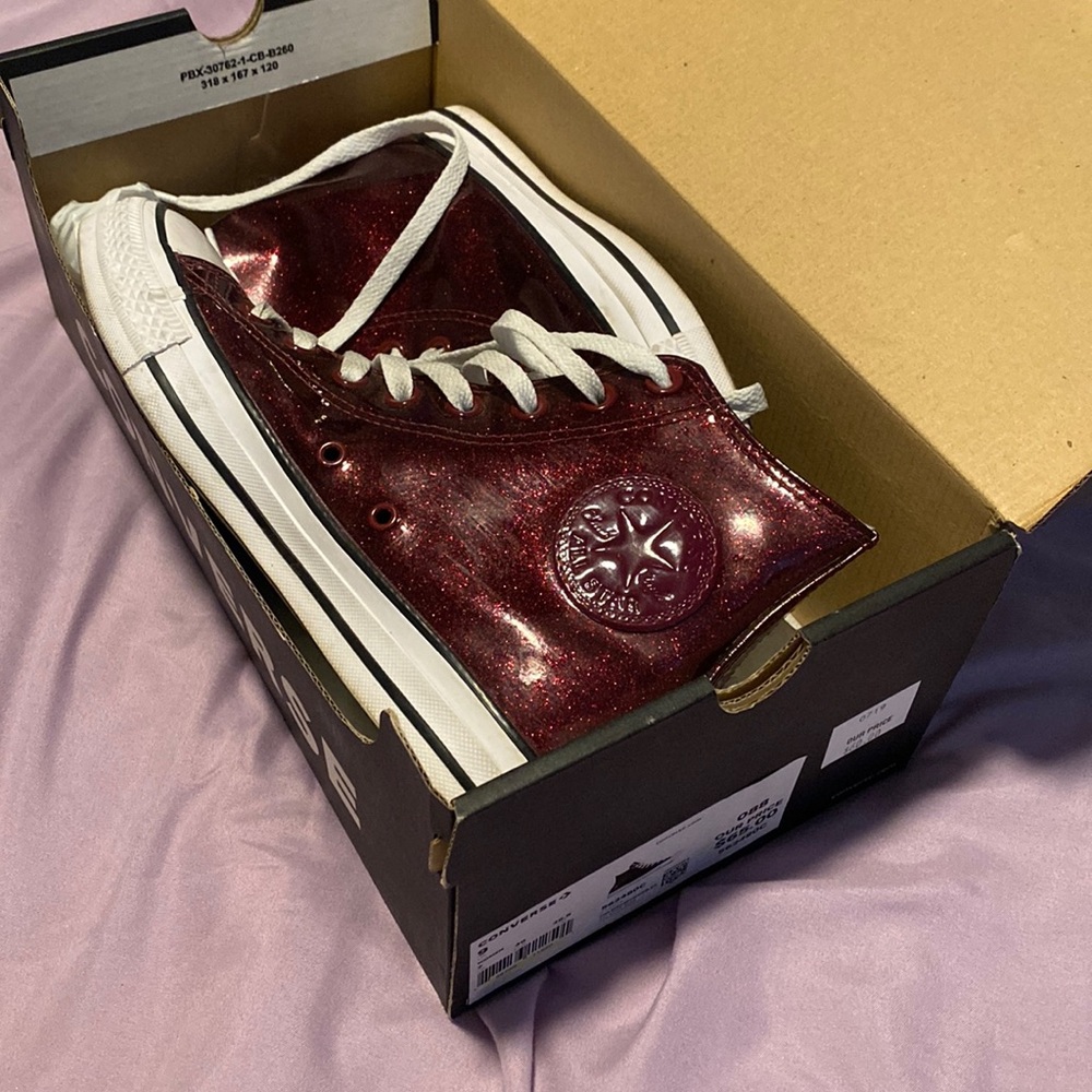 Maroon metallic glossed women’s converse. Like new, only worn a few times.